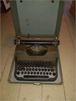 Underwood manual typewriter Leader