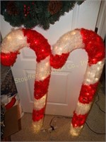 2 Outdoor lighted candy canes, 4'