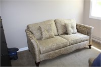 Upholstered 2-cushion sofa with 2 matching toss