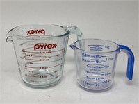 Pyrex glass measuring cup W/bonus plastic cup