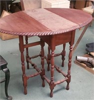 Gate leg drop leaf oval table approx size is 40 x