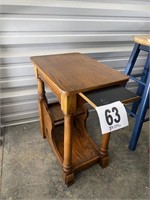 Oak Side Table 14"Wx20"Dx25"T (U232)
