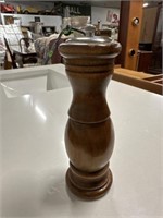 WOOD PEPPER GRINDER