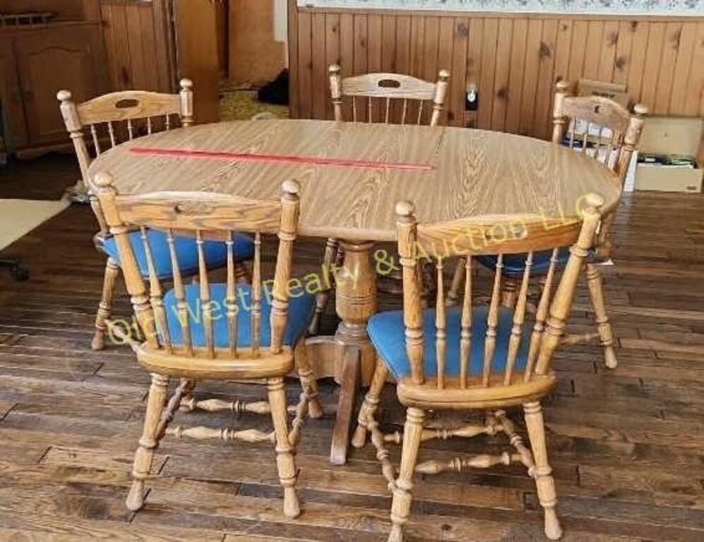 Table w/5 Chairs & 1 Leaf
