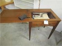 SINGER SEWING MACHINE WITH CABINET