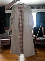 WOMENS SIZE 8 TRENCH COAT