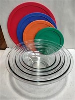 4 glass  Pyrex mixing bowls with lids