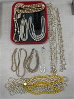 LOT OF COSTUME JEWELRY PEARL & PEARL LIKE JEWELRY