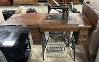 Antique Singer Sewing Machine.