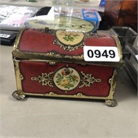 VINTAGE SEWING BOX WITH THREAD ETC