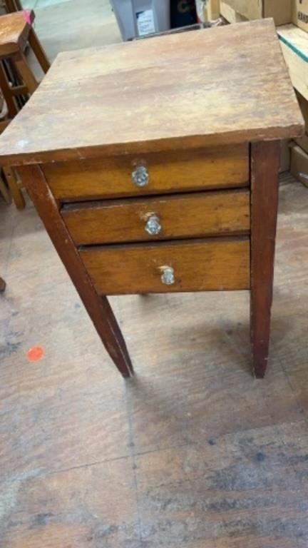 VINTAGE THREE DRAWER END TABLE WITH CLEAR KNOBS