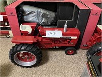 1/8 SCALE INTERNATIONAL 856 TRACTOR WITH BOX