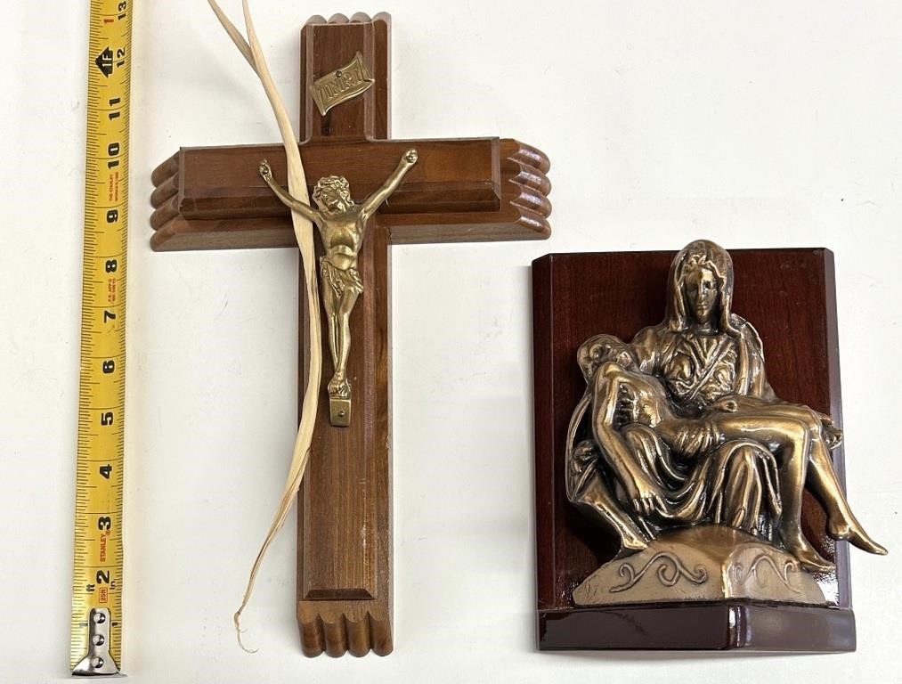 Crucifix et la Piéta en bronze et bois