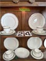 8 Place settings of Wedgwood (Amherst)