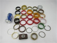 Plusieurs bracelets colorés