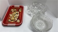 (4) metal trays, (2) glass bowls