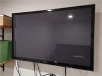 Samsung tv with remote 43" w/ Wall mount