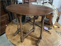 Oak tilt top table 29x23