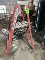 4' Fiberglass Ladder