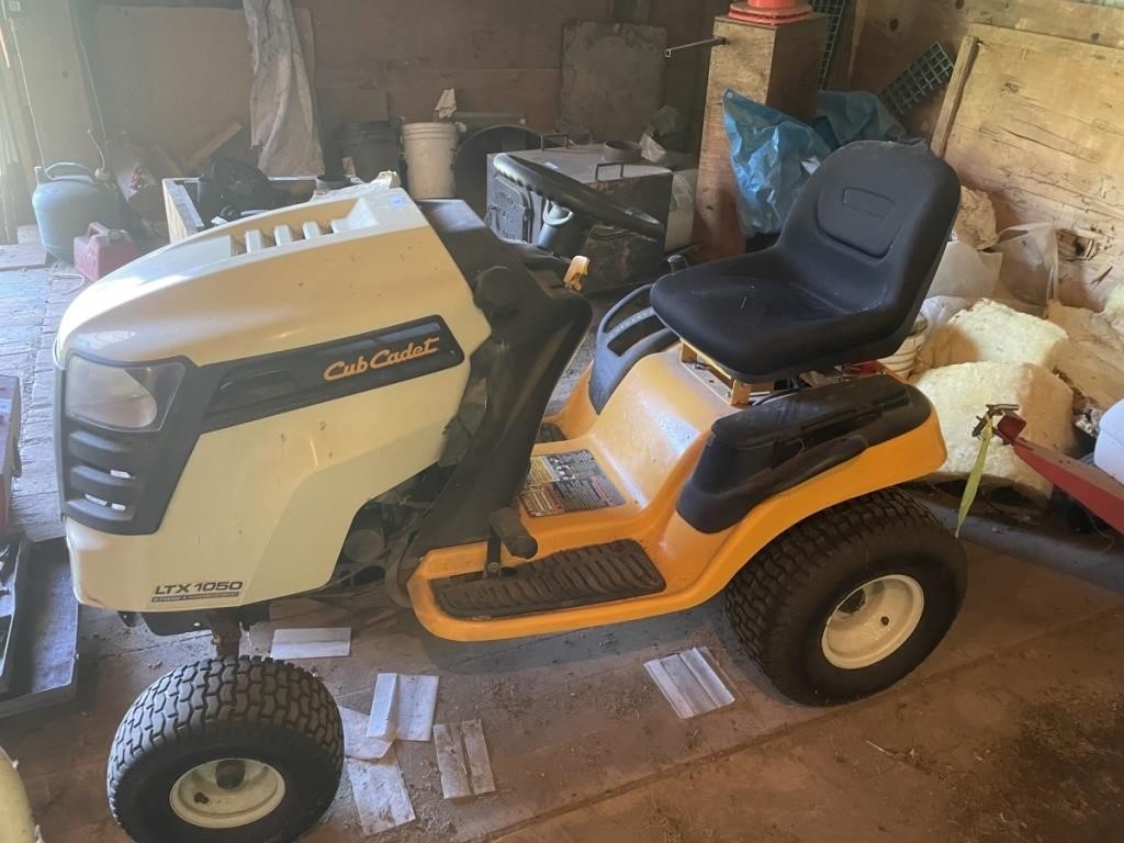 2012 CUB CADET LAWN TRACTOR