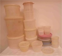 Vintage Round Tupperware various sizes w/lids