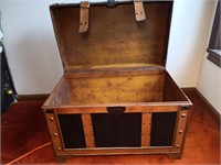 30" x 18" x 20" Contemporary Leather Trunk. Nice!
