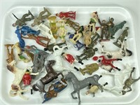 ASSORTED LOT OF BERGEN BETON TOY PLAYSET FIGURES