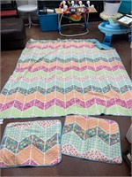 Girls quilt with matching pillow cases
