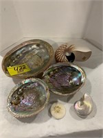 GROUP OF MOTHER OF PEARL DÉCOR SHELLS, SEASHELLS