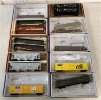 10 HO Walthers Train Cars