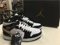 Air Jordan men’s tennis shoes size 9 1/2