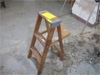 3' wood step ladder