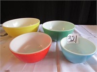 SET OF EARLY PYREX  NESTING BOWLS