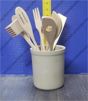 Pampered Chef Crock with Wooden Utensils
