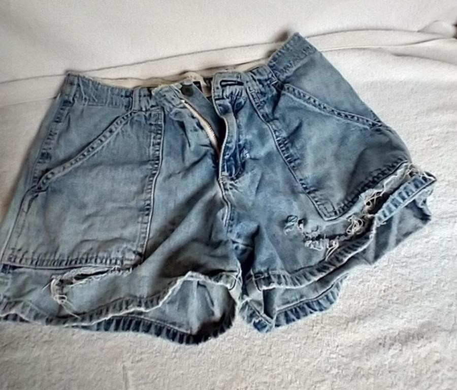 C5) Sz 6 Gap Denim Shorts Fashionably worn but not