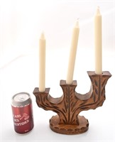 Chandelier en bois sculpté, signé, avec 3 bougies
