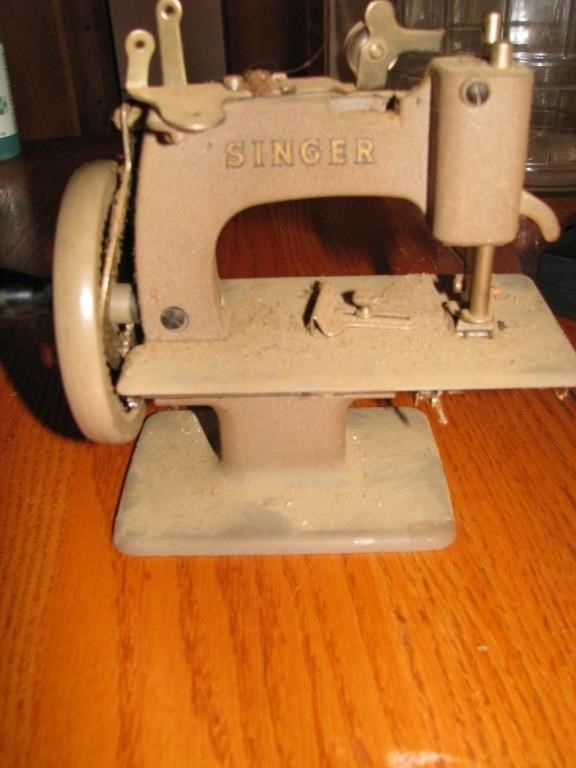 Old Singer(childs, salesman sample) sewing machine