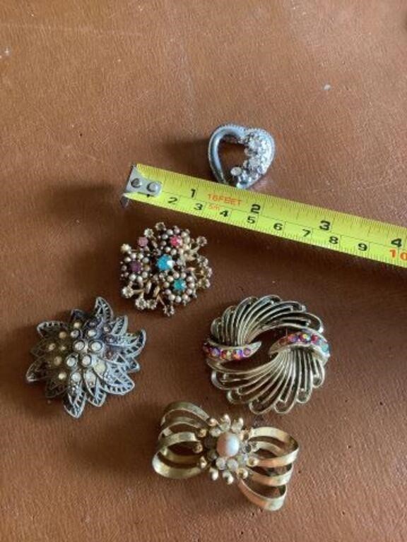 5 vintage brooches