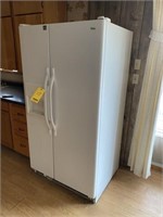 Kelvinator side by side refrigerator/freezer