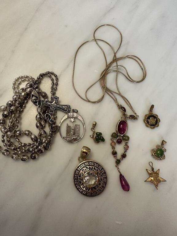 LARGE LOT OF MIXED NECKLACES / PENDANTS