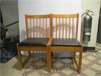 2 chaises en bois et cuirette