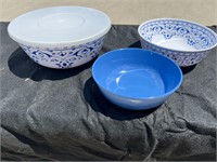 Set of 3 Plastic Bowls-1 with lid