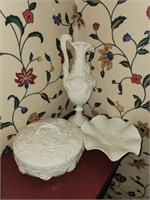 Set of 3 white porcelain decor