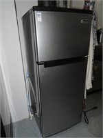 magic chef refrigerator/freezer 45" x 19" x 19"