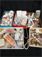 Mixed lot of jewellery and shells