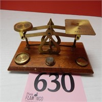 BRASS & WOOD SCALE WITH WEIGHTS 7 IN