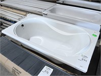 MAAX White Bathtub