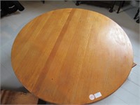 48" RD OAK COFFEE TABLE W/QUEEN ANN LEGS