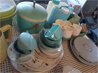 VINTAGE PLASTIC DISHES AND TRAYS