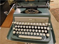 Underwood manual typewriter